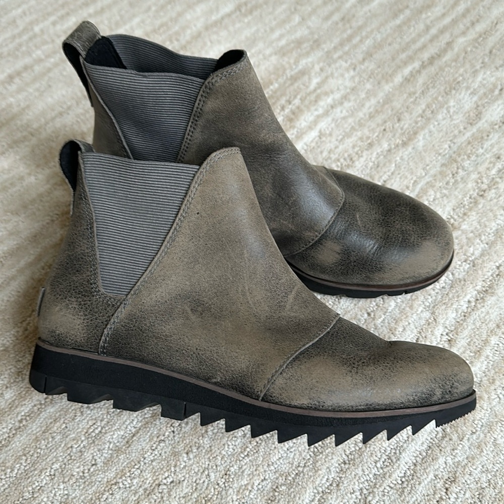 EUC SOREL Harlow Waterproof Leather Chelsea Ankle Boots - Quarry Gray Size 6